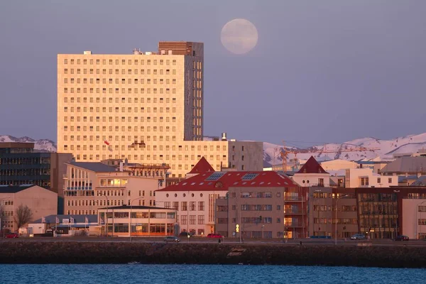 Gün batımında Fosshotel Reykjavik İzlanda — Stok fotoğraf