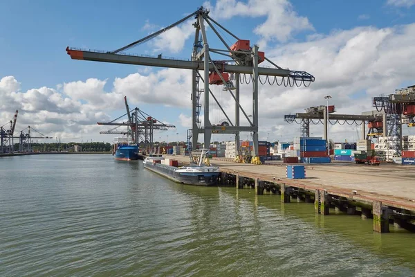 Containerfartyg i hamn — Stockfoto