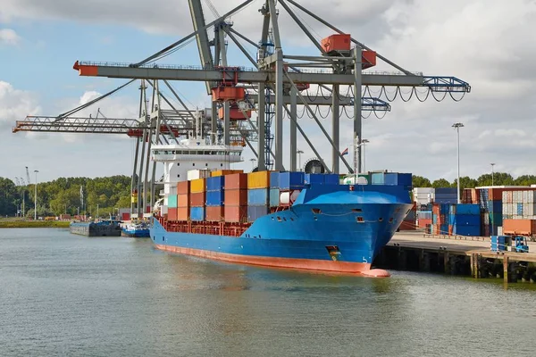 Containerschip in haven — Stockfoto