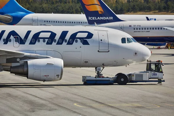 Avión en el aeropuerto, Finnair Airbus A319 —  Fotos de Stock