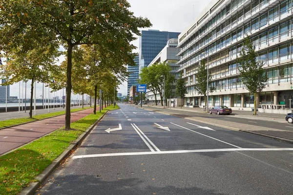 Rijstroken van de weg in een stad — Stockfoto