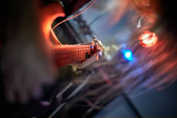 Гитарист играет вживую
