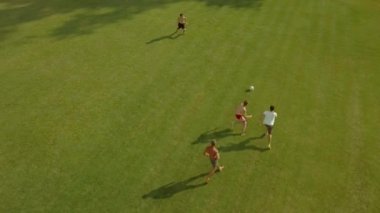 Sıradan futbol oynuyorum.