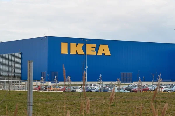 Знак магазину Ikea на синій стіні — стокове фото