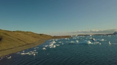 İzlanda 'da buzul gölü