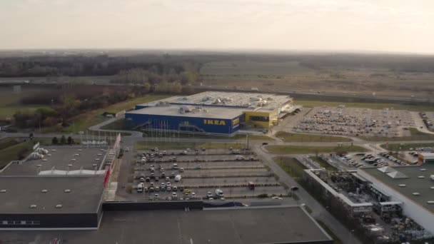 Ikea áruház felirat a kék falra — Stock videók