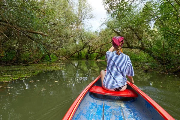 Piragüismo en un lago —  Fotos de Stock