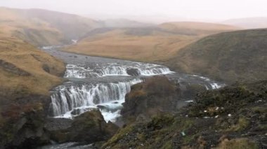 Skogafoss üst bölüm puslu karlı havalarda