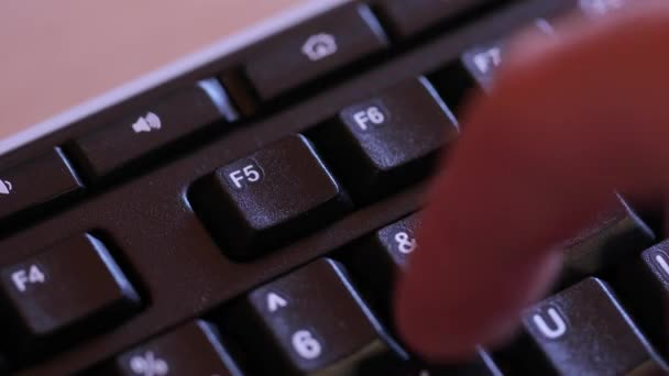 Bilgisayarı kapatmak için klavye düğmesi — Stok video