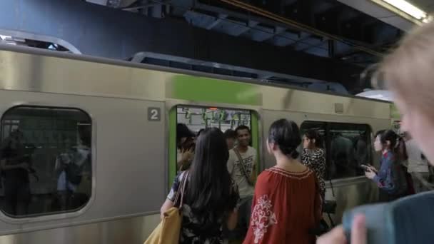 Tren local en Tokio, gente abordando — Vídeo de stock