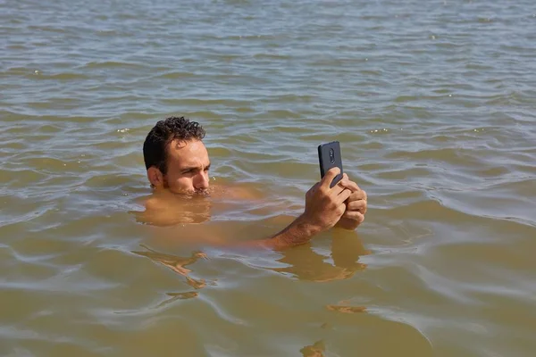 Smartphone na pláži — Stock fotografie