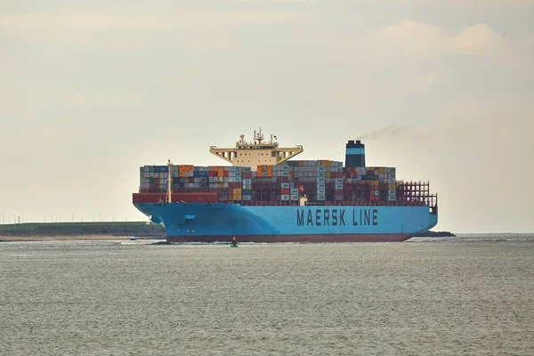 Enorme navio de contêiner — Fotografia de Stock