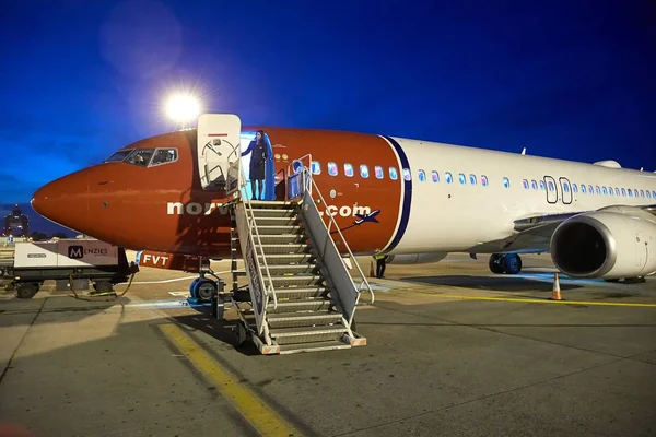 Desembarque de avião com escadas à noite — Fotografia de Stock