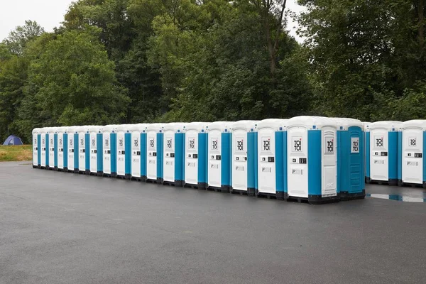 Toiletten die zijn geïnstalleerd op een publieksevenement — Stockfoto