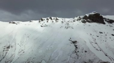 Dağ hava dron İzlanda, dağlarda kar vurdu