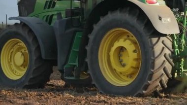 Çekici tarla sürme tarımı