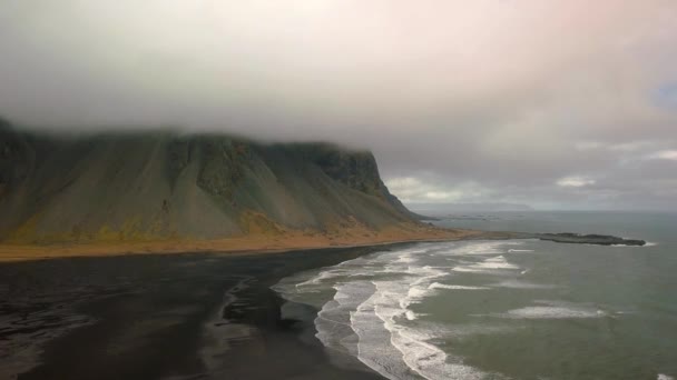 Vestrahorn, Stokksnes, Islandia, imágenes aéreas — Vídeo de stock