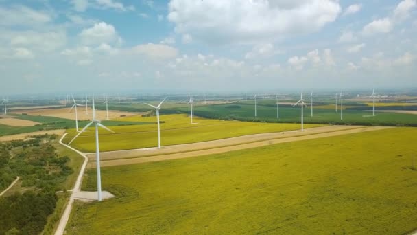 Wind tubines spinnen, luchtfoto beeldmateriaal — Stockvideo