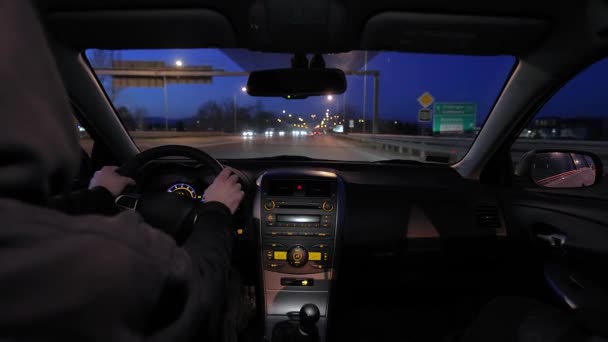 Kör en bil på natten — Stockvideo