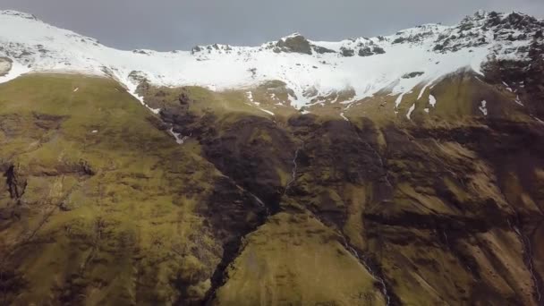 Mountain antenn drönare skjuten i Island, snö på bergen — Stockvideo