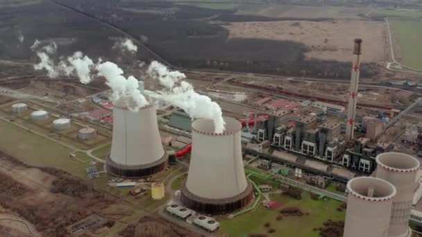 Електростанція охолоджуюча вежа вигляд з повітря — стокове відео