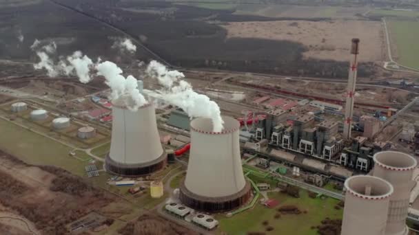 Vista aérea de la torre de refrigeración de la central eléctrica — Vídeos de Stock