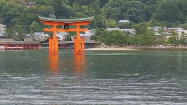 Ворота Тори в море на Миядзима, Хиросима — стоковое видео