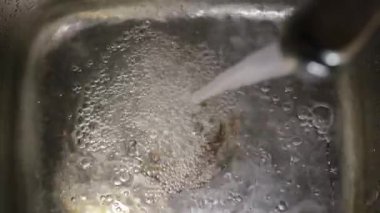 Mutfak lavabo su ile dolu