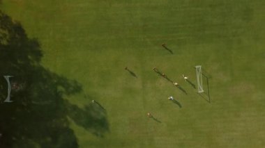 Sıradan futbol oynuyorum.