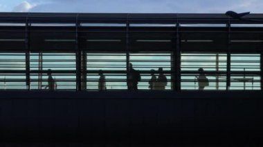 Kentsel kalabalık bir üstgeçit üzerinde