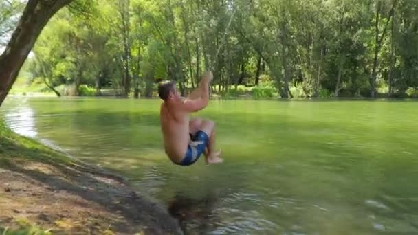 Touw swing rivier sprong — Stockvideo