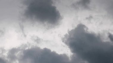 Fırtınalı bulutlar gerçek zamanlı hareket