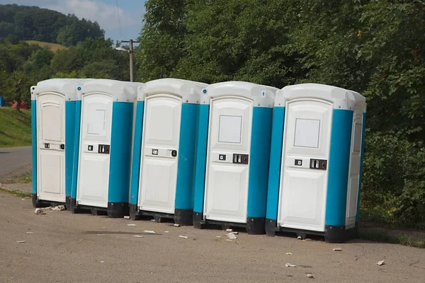 Toiletten die zijn geïnstalleerd op een publieksevenement — Stockfoto