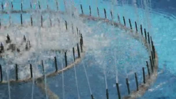 Фонтанные струи воды — стоковое видео