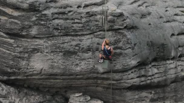 Horolezec s rapem z skalní stěny — Stock video