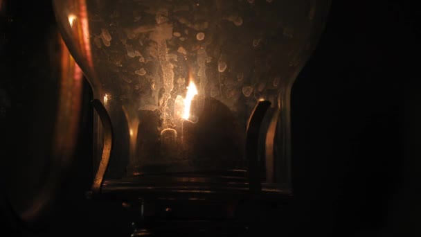 Vieille lampe à huile brûlant dans l'obscurité — Video