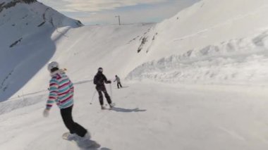 Snowboardcu görüntüyü takip ediyor