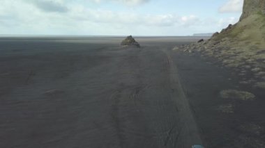 Siyah kum dron görüntüleri üzerinde sürüş