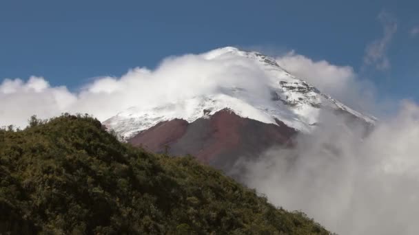 Вулкан Котопакси между облаками — стоковое видео