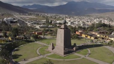 Quito, San Antonio yakınlarındaki Ekvator hattındaki anıt.