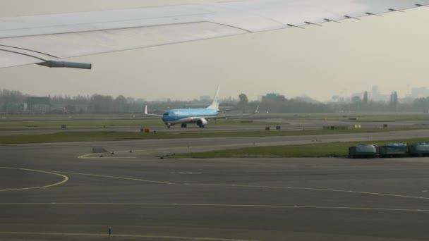 飞机在机场移动，安全公告正在进行中 — 图库视频影像