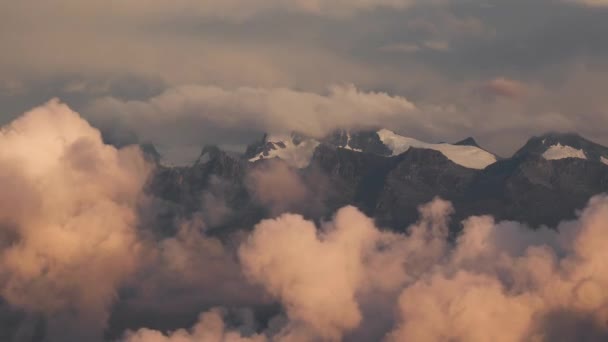 Picos de montaña por encima de nubes móviles timeplase — Vídeo de stock