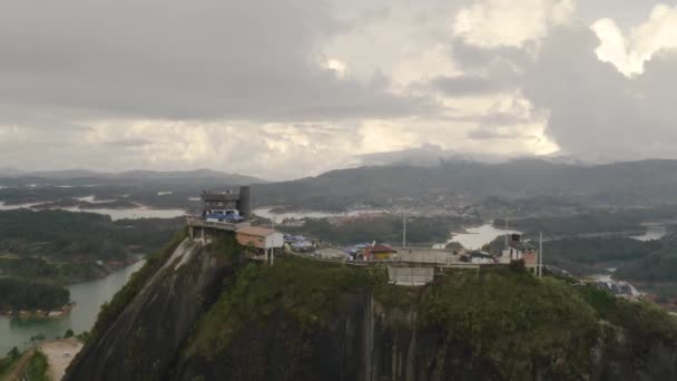 Guatape utkikspunkt Drone Shot, Piedra del Penol — Stockvideo