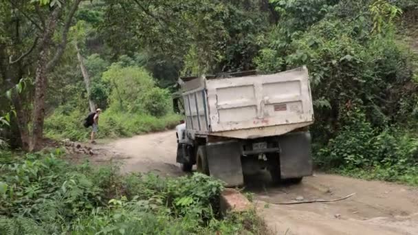 Ciężarówka na bardzo wyboista dirtroad — Wideo stockowe