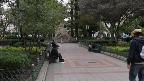 Площадь с парком в центре Куэнка, Эквадор — стоковое видео