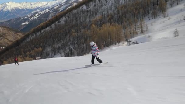 Snowboardcu görüntüyü takip ediyor — Stok video