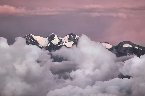 Bergtoppen boven bewegende wolken — Stockfoto