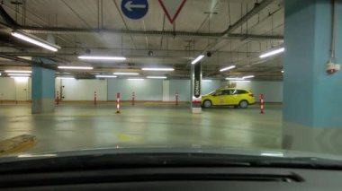 Otoparkın bodrumunda araba kullanırken.