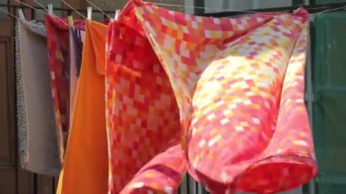 Yatak çarşafları ve havluların dışarıda kurutulma