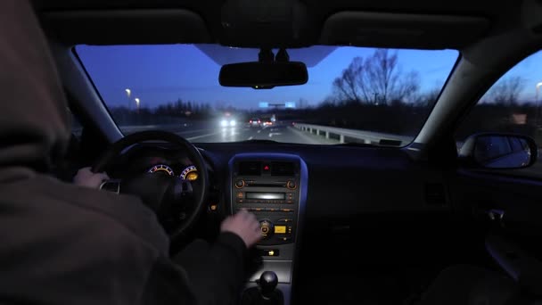 Auto fahren in der Nacht — Stockvideo